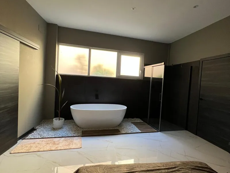 Dormitorio terminado con bañera exenta junto a la ventana