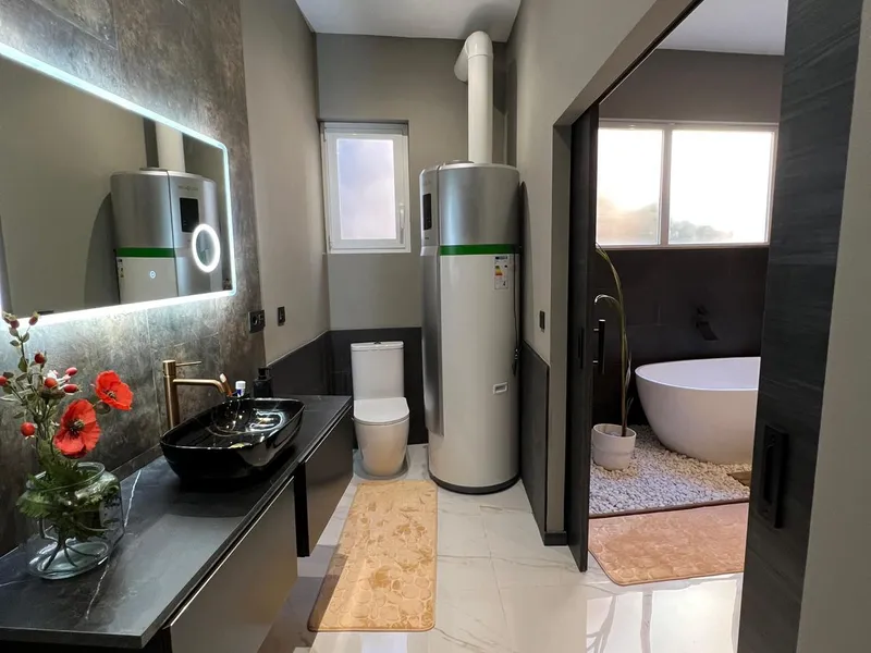 Baño terminado con bañera exenta, doble lavabo y suelo porcelánico